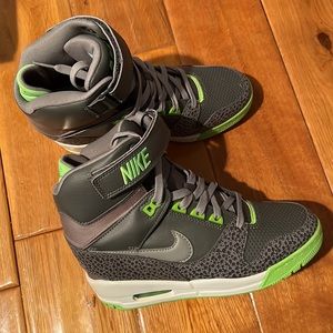 nike revolution high top